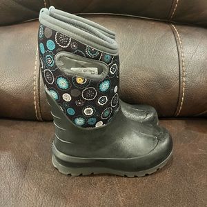 Youth girls size 12 BOGS winter snow boots. Like new condition.